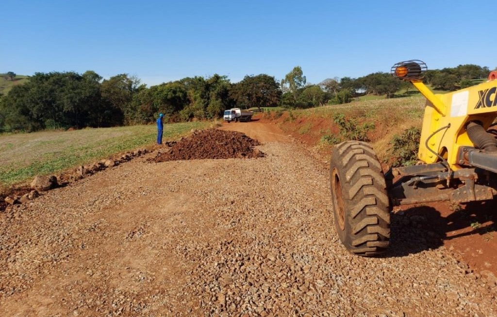 Cascavel e Tupãssi firmam parceria para obras de melhorias em estradas rurais Cascavel e Tupãssi firmam parceria para obras de melhorias em estradas rurais