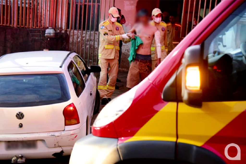 Briga entre casal acaba com homem esfaqueado em Umuarama Briga entre casal acaba com homem esfaqueado em Umuarama