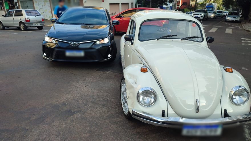 Fusca se envolve em colisão com Corolla no Centro de Cascavel