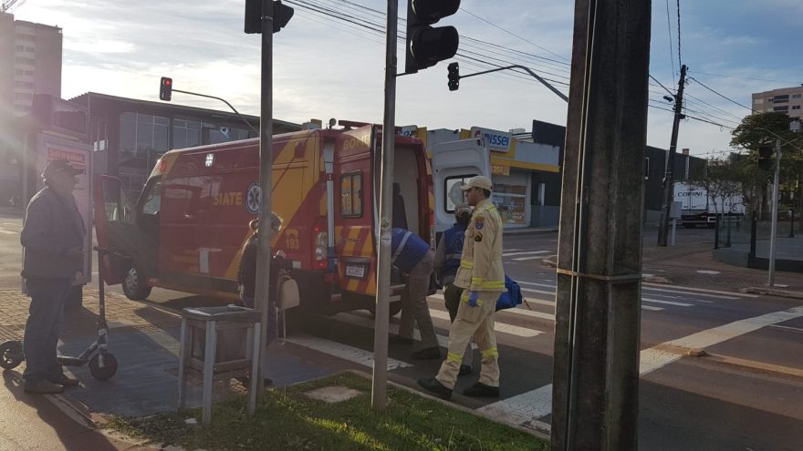 Patinete atropela pessoa que atravessou ciclovia e mulher fica ferida