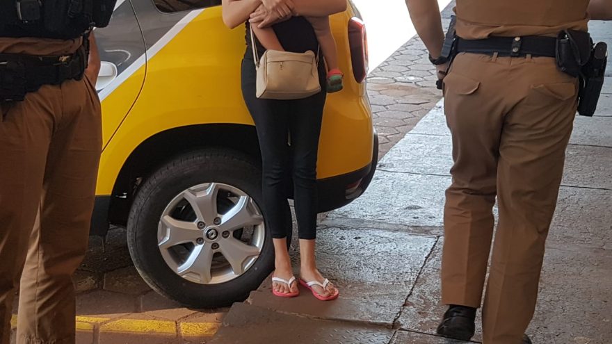 Mulher grávida e com criança de colo é detida pela PM furtando fraldas em supermercado