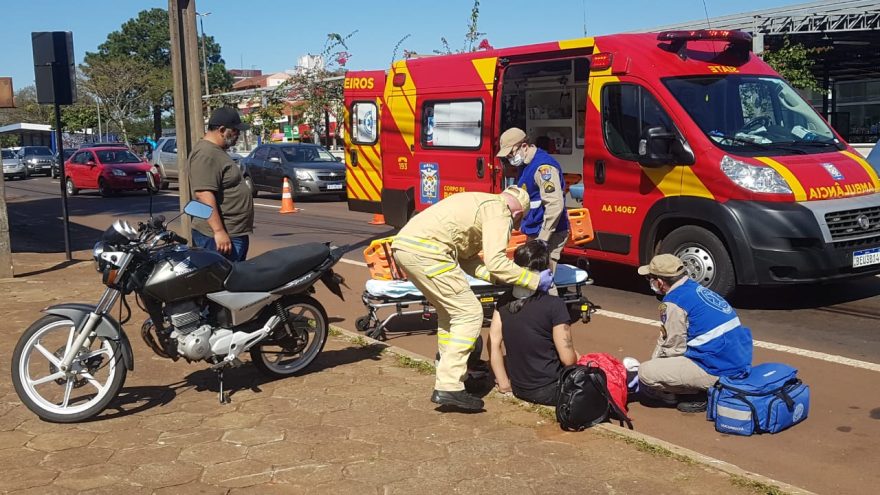 Colisão de trânsito deixa motociclista ferida na Avenida Brasil