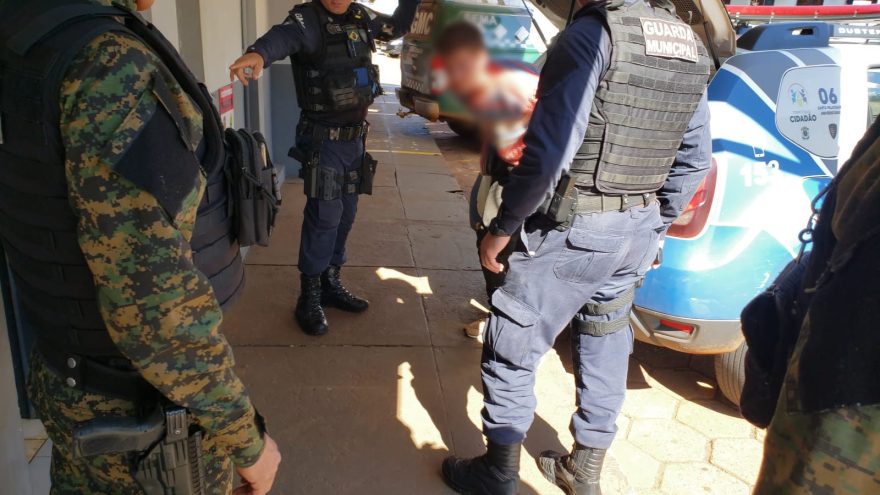Homem é preso após bater na companheira na frente das crianças