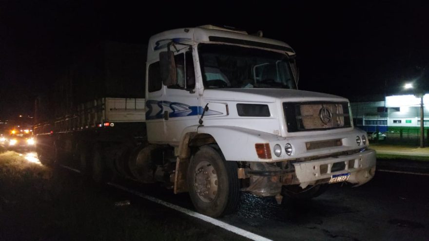 Bombeiros combatem incêndio em caminhão na BR-277 em Cascavel