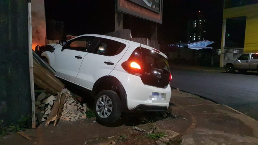 Mobi vai parar dentro de construção no Centro de Cascavel