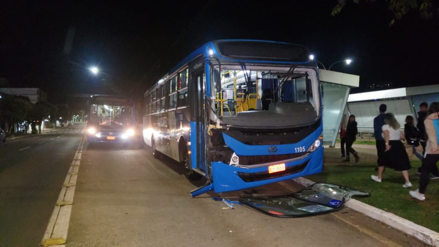 Dois ônibus do transporte coletivo se envolvem em acidente na Avenida Brasil