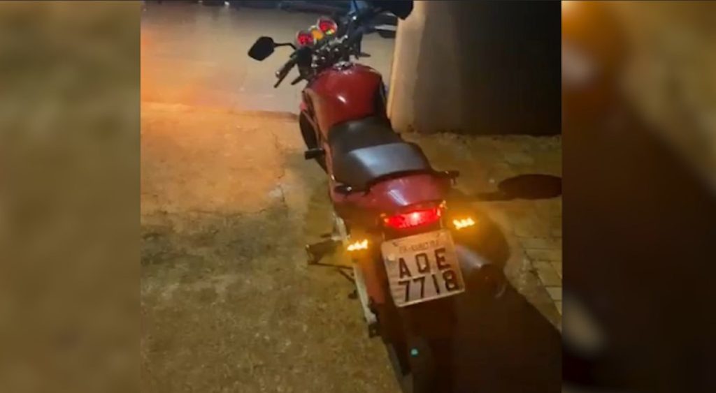 Honda Twister, placa AQE-7718, foi furtada em supermercado no Santo Onofre Honda Twister, placa AQE-7718, foi furtada em supermercado no Santo Onofre