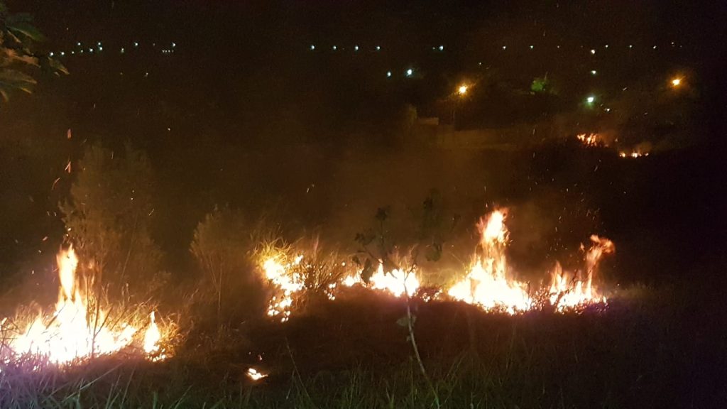 Grande incêndio em vegetação é registrado no bairro Santa Cruz Grande incêndio em vegetação é registrado no bairro Santa Cruz