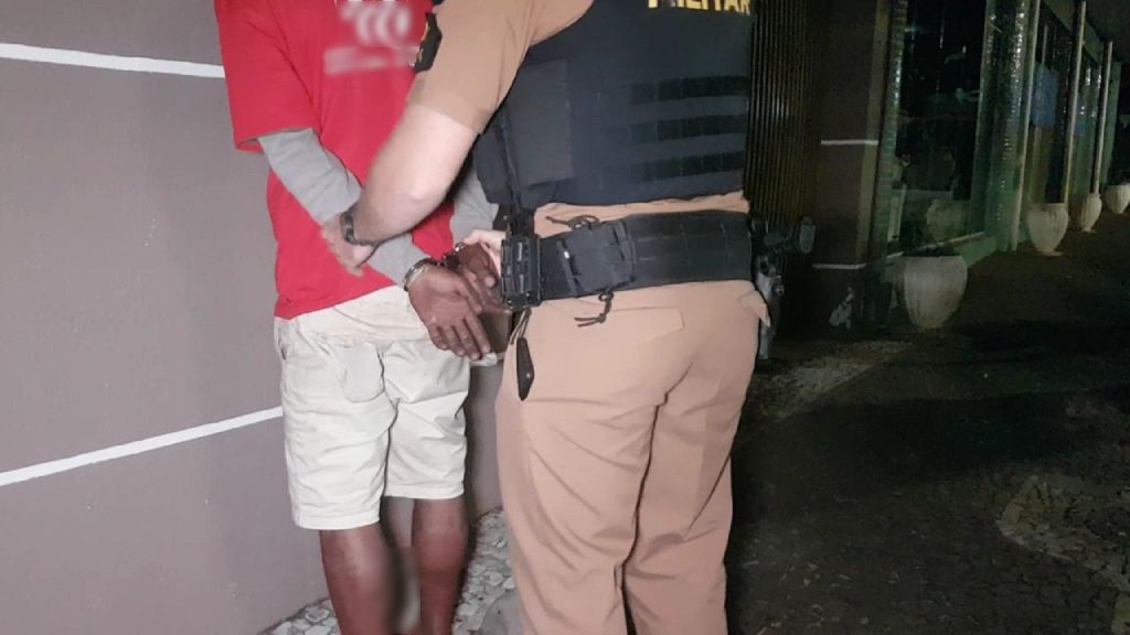 PM prende em flagrante suspeito de arrombar lixeira de prédio no centro PM prende em flagrante suspeito de arrombar lixeira de prédio no centro