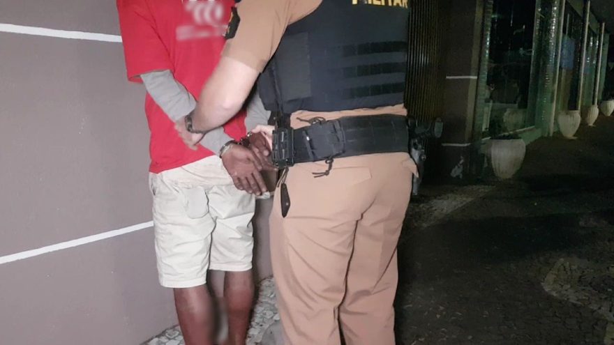 PM prende em flagrante suspeito de arrombar lixeira de prédio no centro