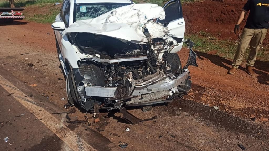 Carro de luxo fica com frente destruída após colisão com caminhão na PR-182 em Maripá Carro de luxo fica com frente destruída após colisão com caminhão na PR-182 em Maripá