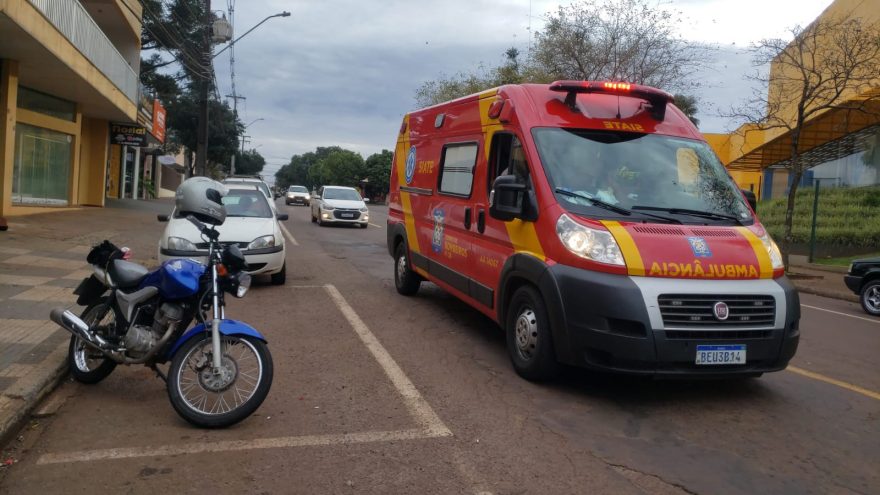 Motorista abre porta de carro e derruba motociclista na Rua Jacarezinho