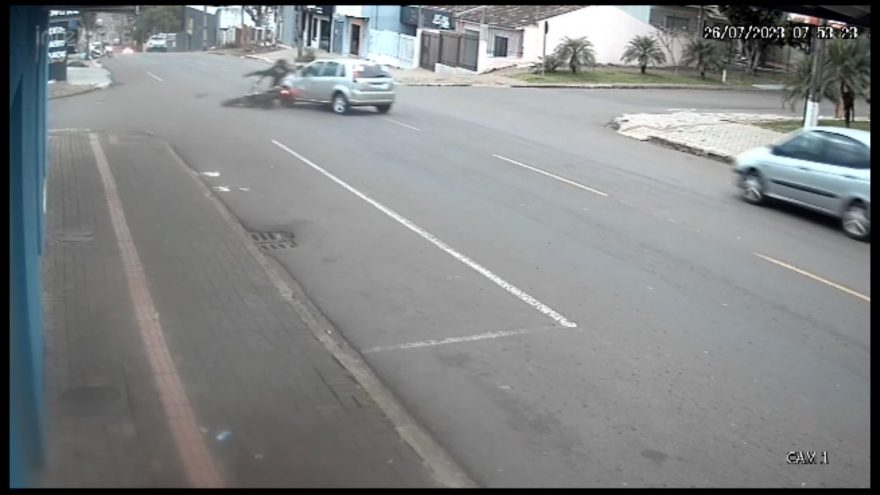 Câmera mostra momento em que moto atinge lateral de carro no Cancelli