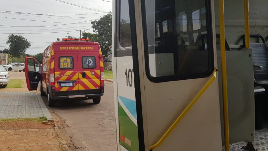Mulher sofre queda enquanto descia do ônibus e é socorrida pelo Siate