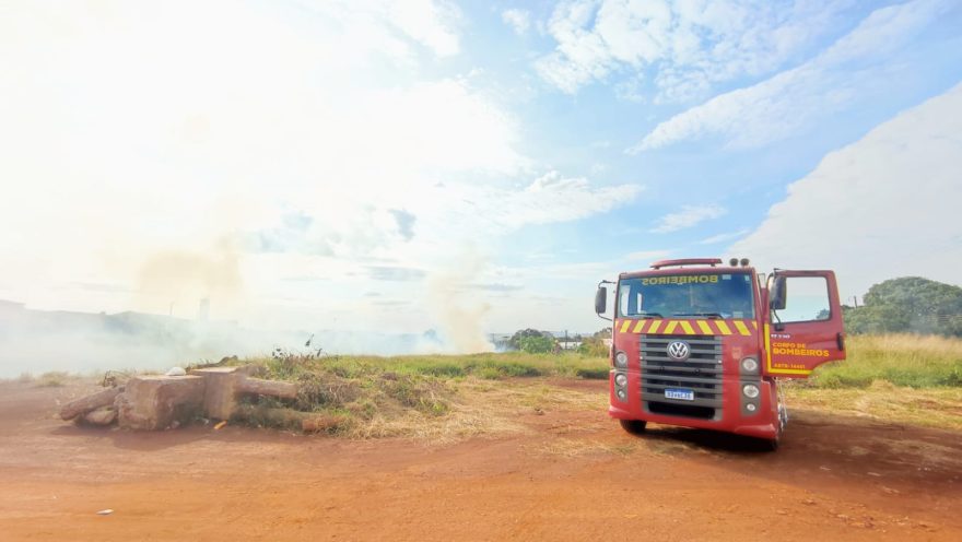 Corpo de Bombeiros combate grande incêndio em vegetação no Brasmadeira