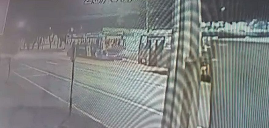 Veja momento da colisão entre dois ônibus na Avenida Brasil