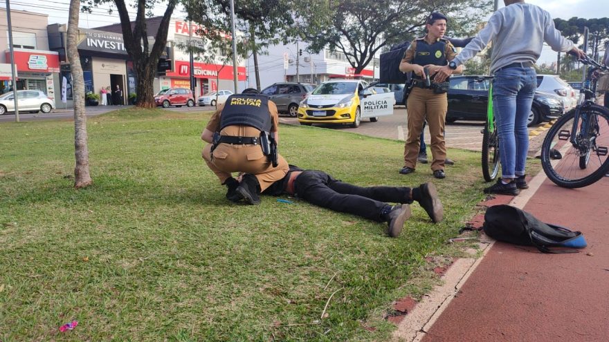 Homem é contido por populares enquanto praticava furto na Avenida Brasil