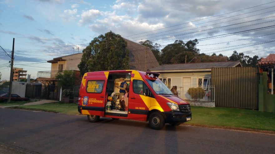 Idosa fica ferida ao sofrer queda em residência no Pioneiros