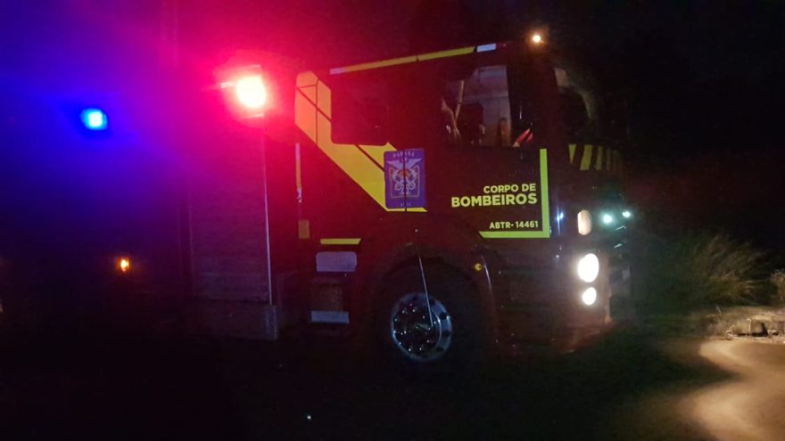 Corpo de Bombeiros combate incêndio em vegetação no Brasmadeira