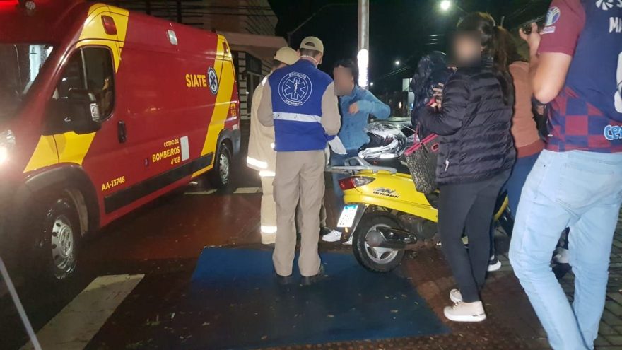 Mulher fica ferida ao sofrer queda de moto na Avenida Brasil