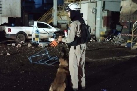 Imagem referente a Bombeiros encontram corpo do último trabalhador desaparecido após explosão na C.Vale