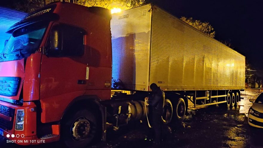 Denarc de Cascavel apreende carreta com carga milionária de cigarros contrabandeados