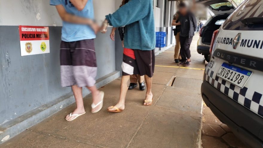 PM detém 5 indivíduos suspeitos de furtarem 70 pares de tênis