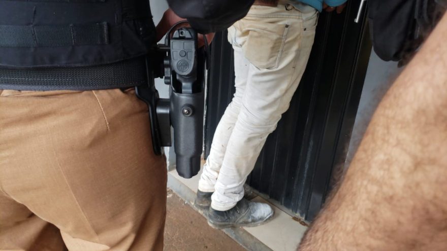 Homem com mandado de prisão em aberto é preso pela PM