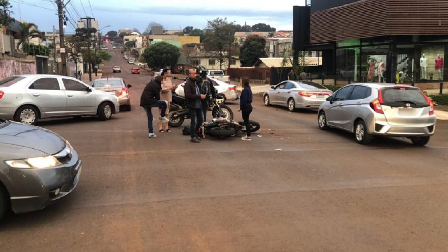Dois carros e uma moto se envolvem em acidente na Rua Vitória