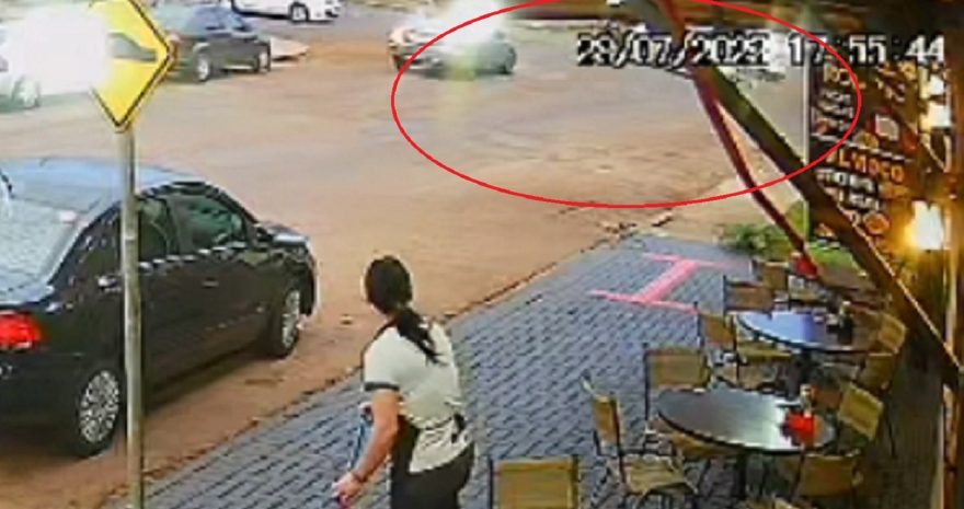 Câmera registra colisão entre dois carros e uma moto