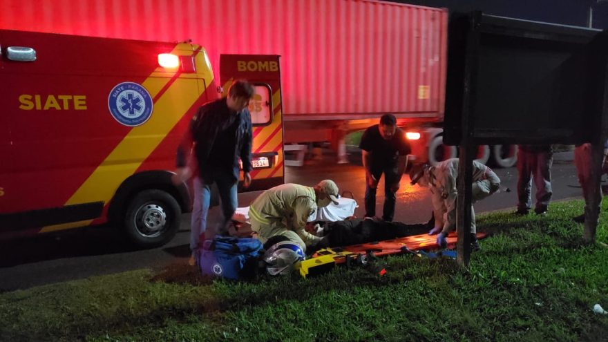 Motociclista fica ferido em acidente na marginal da BR-277 no Bairro Pacaembu