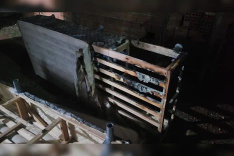 Criança de três anos que brincava com isqueiro põe fogo em colchão e mobiliza Bombeiros Imagem referente a Criança de três anos que brincava com isqueiro põe fogo em colchão e mobiliza Bombeiros