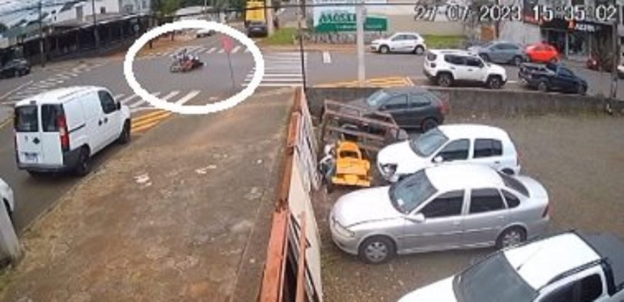 Câmera de segurança registra acidente entre duas motos em Francisco Beltrão
