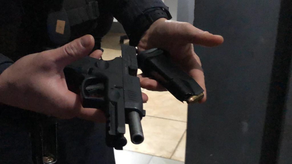 Homem ameaça segurança em baile e acaba detido por porte ilegal de arma de fogo Homem ameaça segurança em baile e acaba detido por porte ilegal de arma de fogo