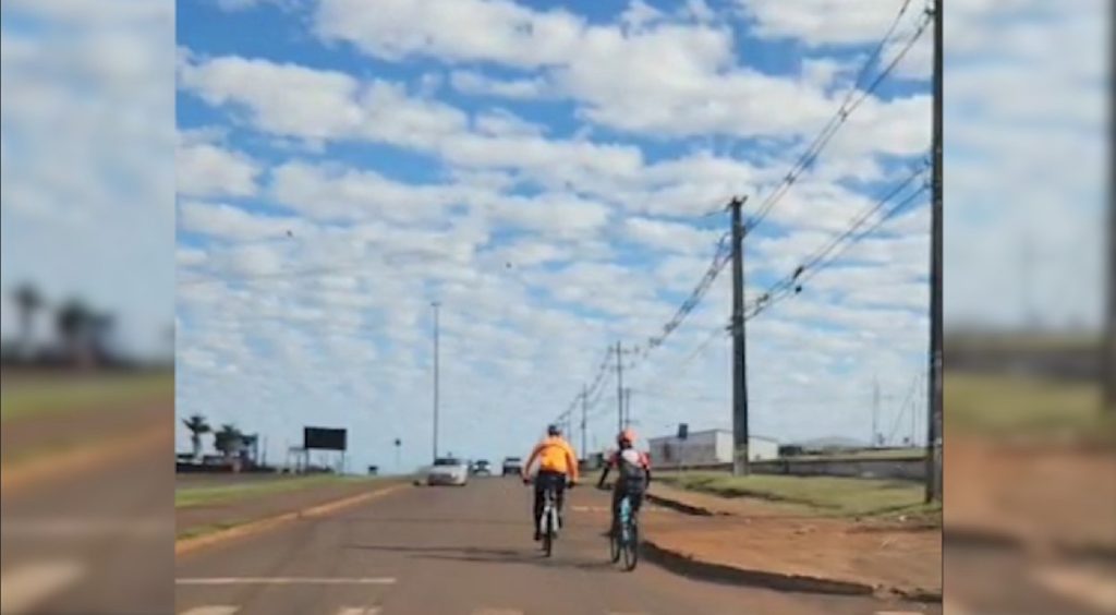 Ciclistas são flagrados usando a via marginal ao invés da ciclovia, na região do Santos Dumont Ciclistas são flagrados usando a via marginal ao invés da ciclovia, na região do Santos Dumont