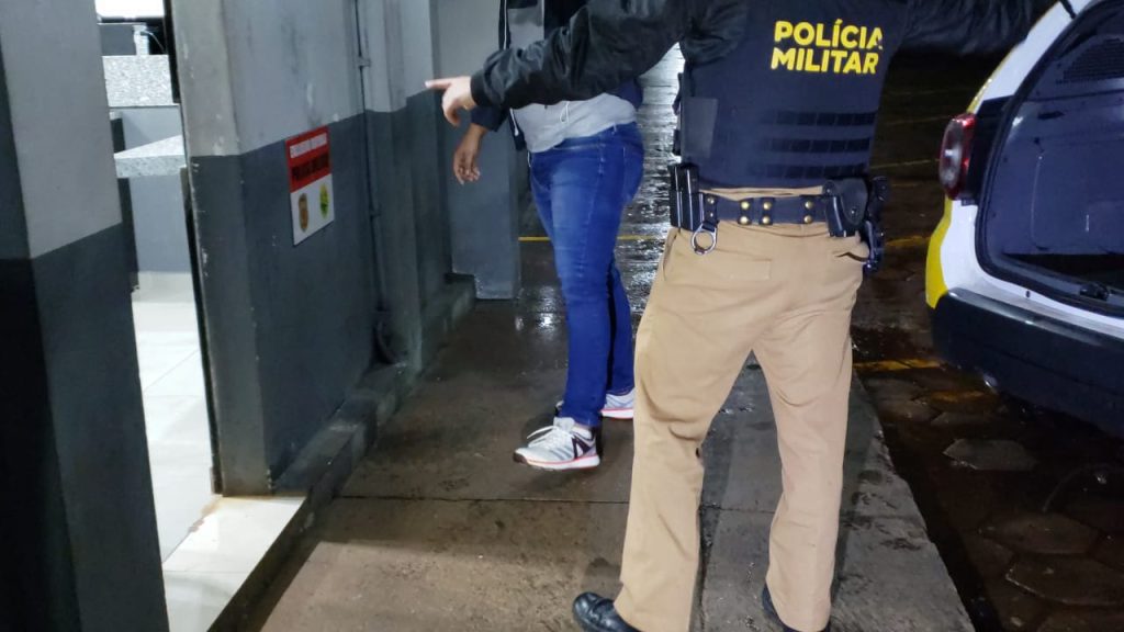 Condutor é detido por embriaguez ao volante depois de colidir em carro estacionado Condutor é detido por embriaguez ao volante depois de colidir em carro estacionado
