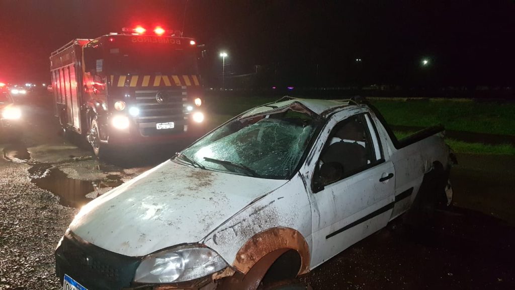 Condutor fica em estado grave ao ser ejetado após capotar na marginal da BR-277 Condutor fica em estado grave ao ser ejetado após capotar na marginal da BR-277