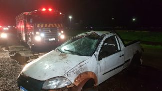 Condutor fica em estado grave ao ser ejetado após capotar na marginal da BR-277