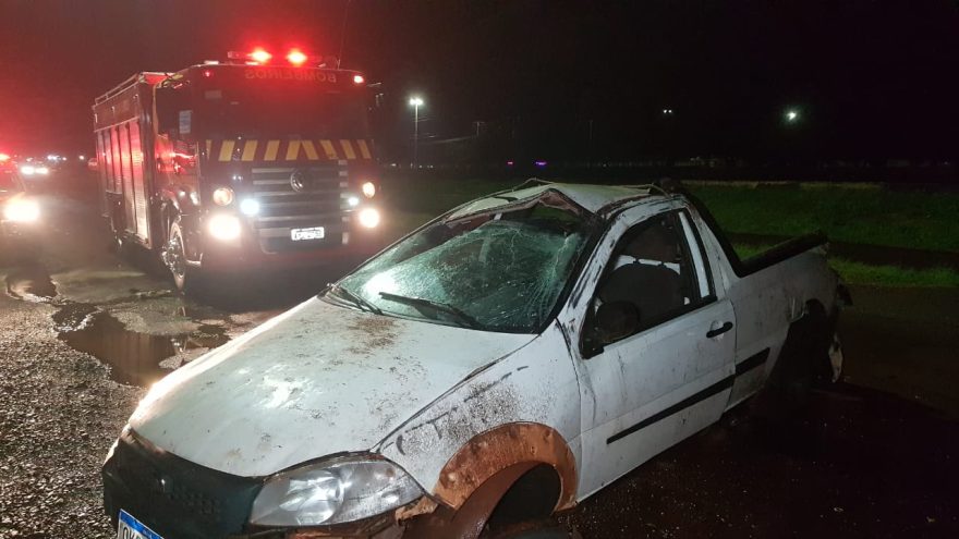 Condutor fica em estado grave ao ser ejetado após capotar na marginal da BR-277