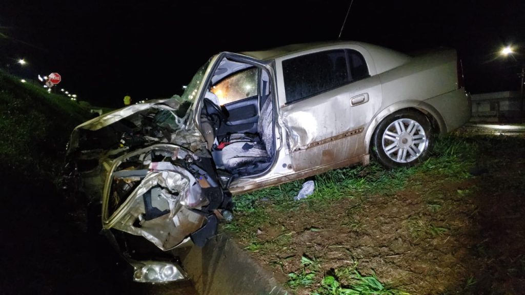 Astra colide com caminhão tanque e deixa duas pessoas feridas na BR-277 em Cascavel Astra colide com caminhão tanque e deixa duas pessoas feridas na BR-277 em Cascavel