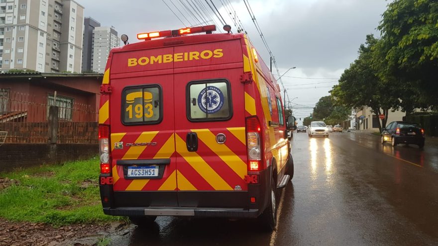 Motociclista tem fratura no tornozelo após colisão com carro no Centro