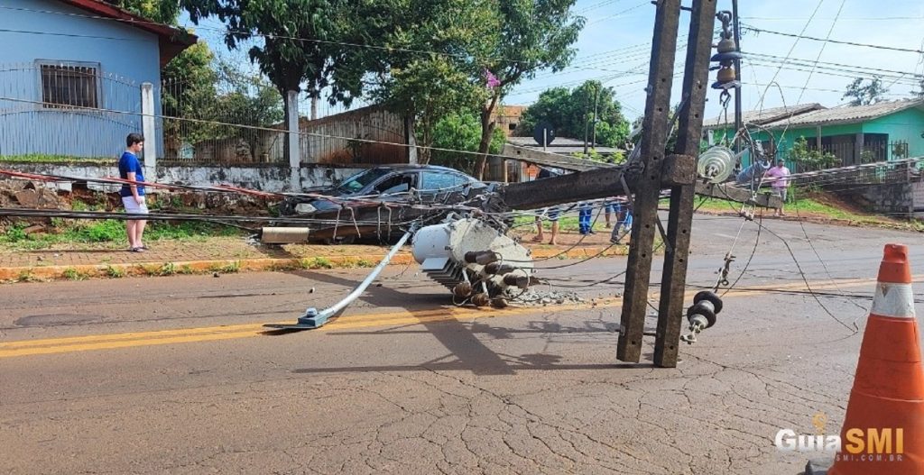 Acidente derruba postes e interdita acesso a São Miguel do Iguaçu Acidente derruba postes e interdita acesso a São Miguel do Iguaçu