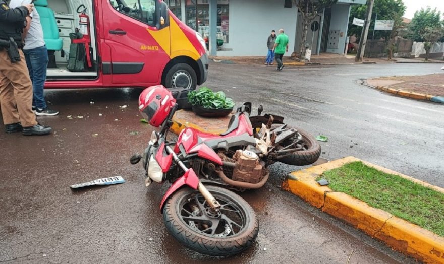Motociclista tem suspeita de fratura em uma das pernas depois de colisão em Toledo