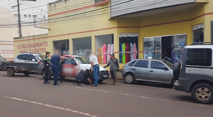 Colisão traseira deixa veículos danificados no Centro