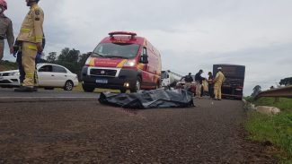 Homem morre após ser atropelado por carreta na rodovia BR-277
