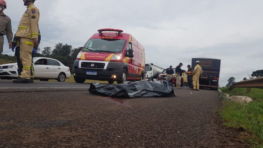 Homem morre após ser atropelado por carreta na rodovia BR-277