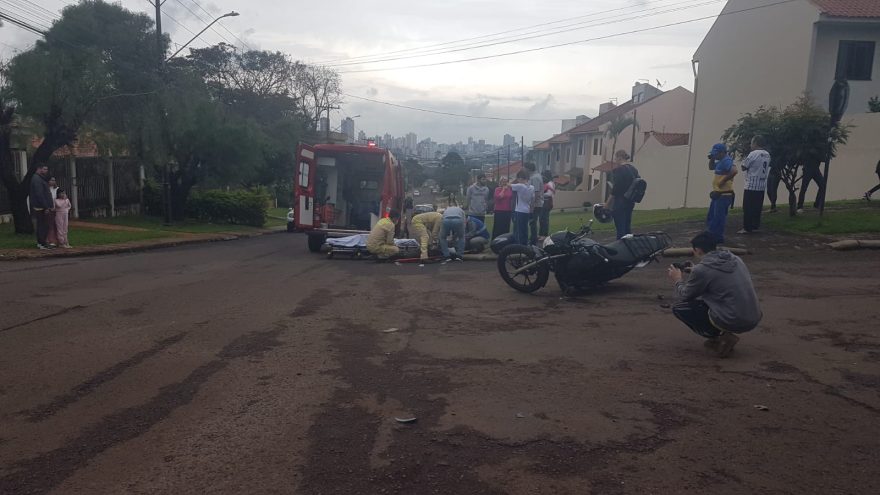Jovem fratura o punho após colisão entre carro e moto no Country