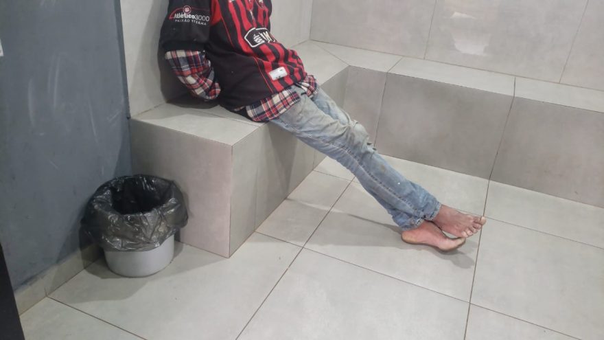 Homem em situação de rua é preso após agredir homem e atirar pedra contra veículo