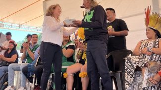 Cacique Raoni recebe carta do rei britânico Charles III