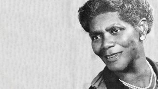 Mulher negra que lutou por trabalhador doméstico é heroína da pátria